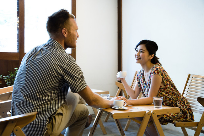 会話する外国人男性と日本人女性