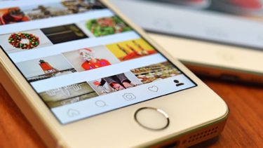 Instagramのアプリを開いたスマホ