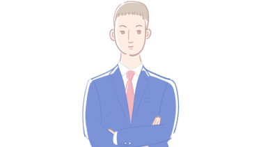 腕を組む男性