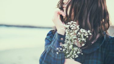 花を持った儚げな女性