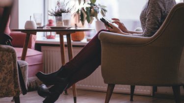 カフェに一人でいる女性
