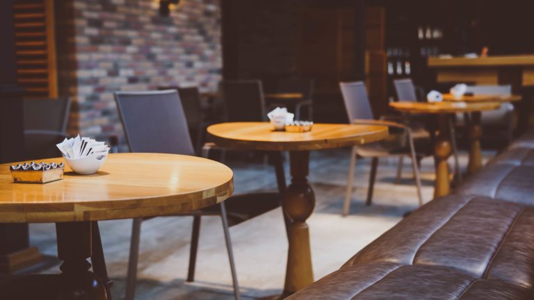 カフェの店内、木のテーブル