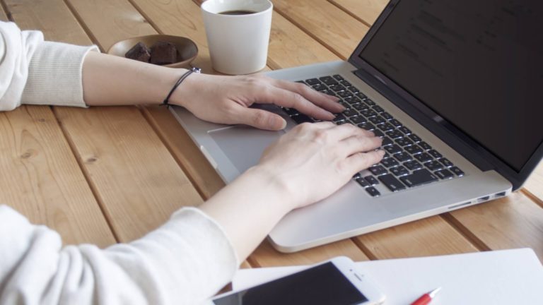 在宅ワークで出会いがない 人と会う機会が減っても恋人を見つけるコツ だれかとたべるごはんはおいしい