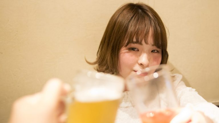 乾杯する女性