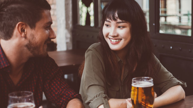 ビールを飲む仲の良い男女